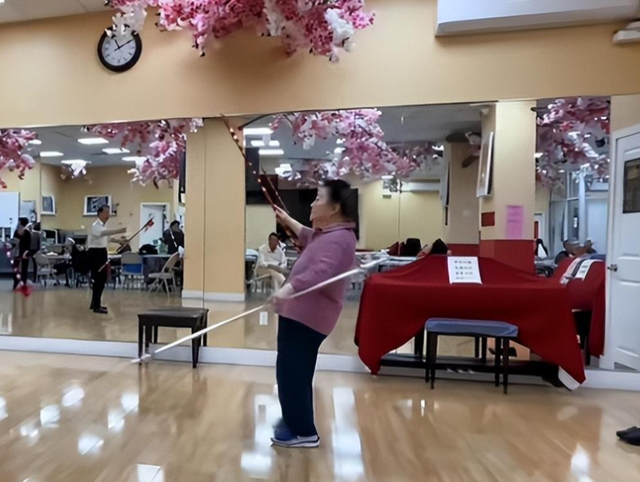 吃里爬外，永不回国？她带领30名演员选择留美，如今年过花甲归来