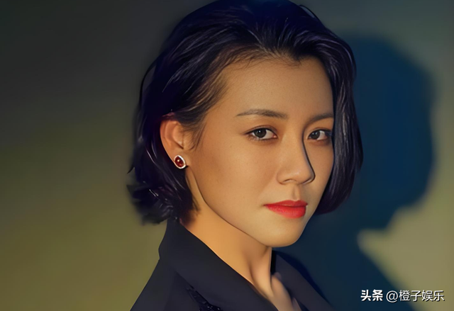 与四婚名导同居三年流产两次不结婚，转身下嫁穷小子，如今咋样？