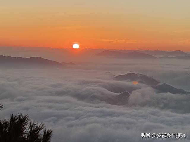 安徽岳西：晨曦染云海