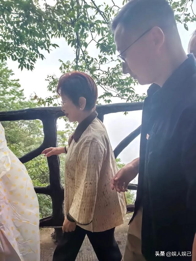 77岁洪秀柱游张家界天门山，与激动偶遇的游客热情打招呼，超有爱