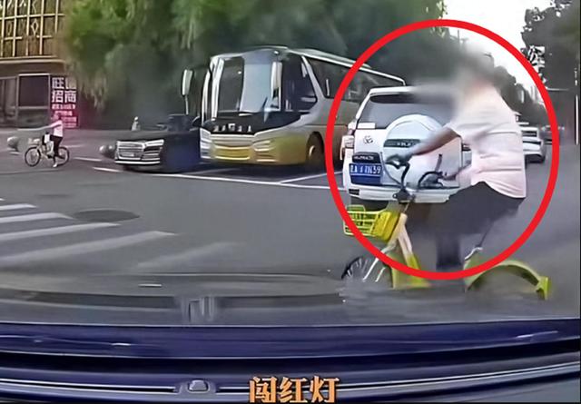 沈阳00后故意撞人后续，猛踩油门下死手，身份曝光，难怪如此嚣张