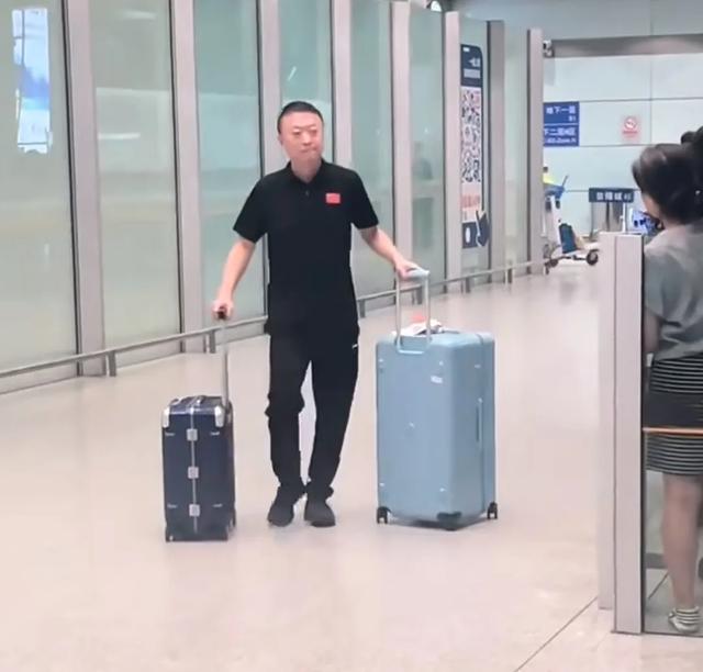 国乒暴雨天落地北京，王楚钦王曼昱等待拿行李。两天后出发瑞典！
