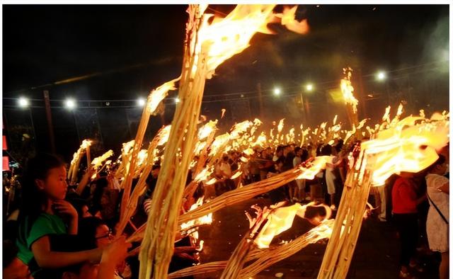 盛夏最热时节彝族为何“燃火”？揭秘火把节背后的文化内涵