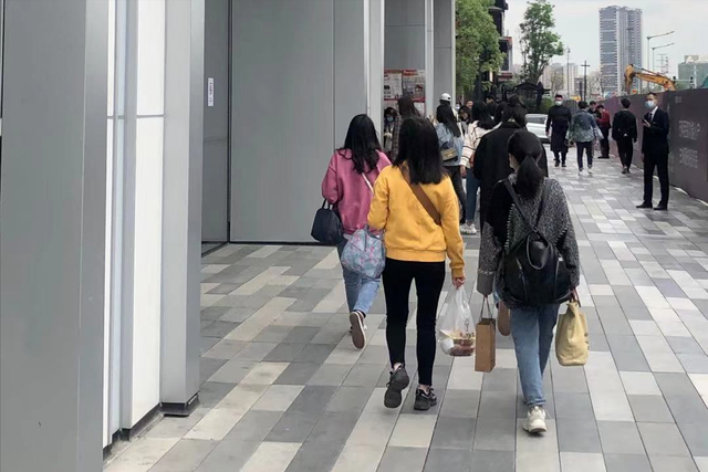 门票打折车票降价，国庆8天假，为啥旅游的年轻人却一年比一年少