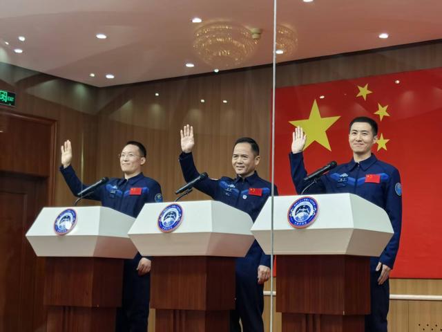 张洪章：从农村集市“守摊娃”到飞天英雄，他和妻子有个约定