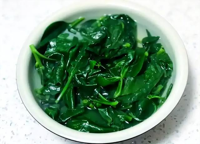 大名鼎鼎的木耳菜，学名白落葵，人称“润肠菜”，种5株就吃不赢