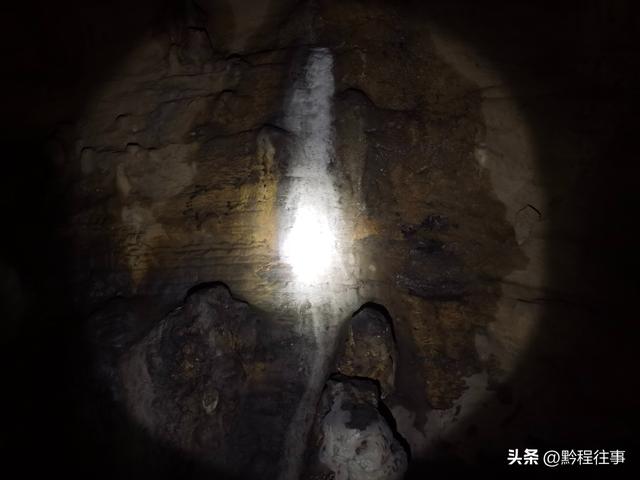 寻找一个古人类遗址不遇，居然无意间发现了一个躲匪洞