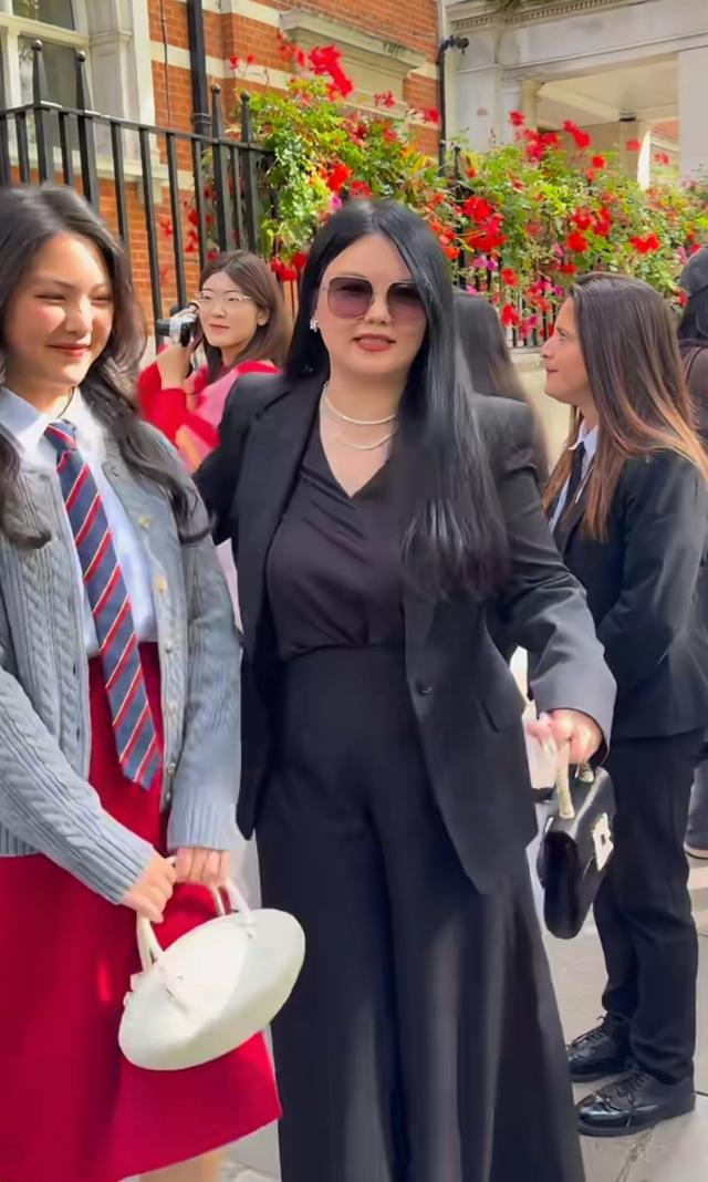 李湘王诗龄出席伦敦大秀，母女俩身宽体胖的，李湘大象腿更圆润了