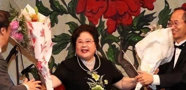 吃里爬外，永不回国？她带领30名演员选择留美，如今年过花甲归来