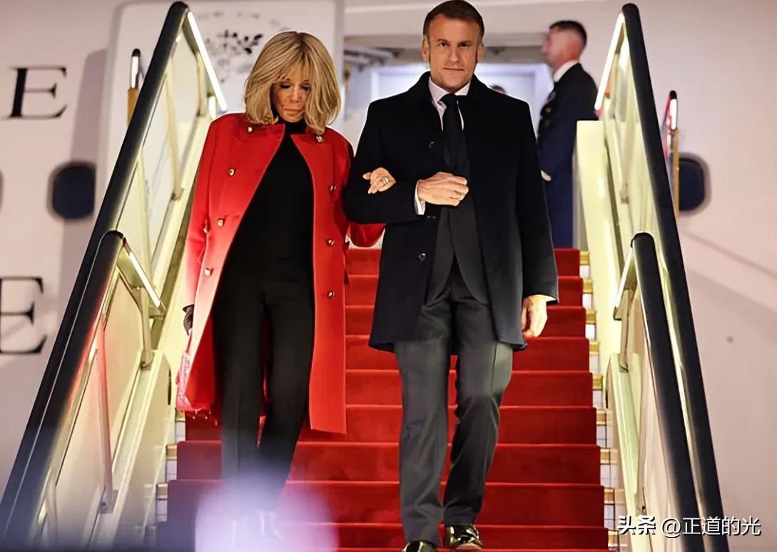 现场:成都网友清晨偶遇马克龙在湖边跑步