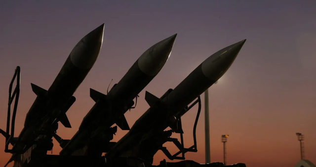 特朗普警告：如果伊朗试图重新武装，美国将“狠狠教训他们一顿”