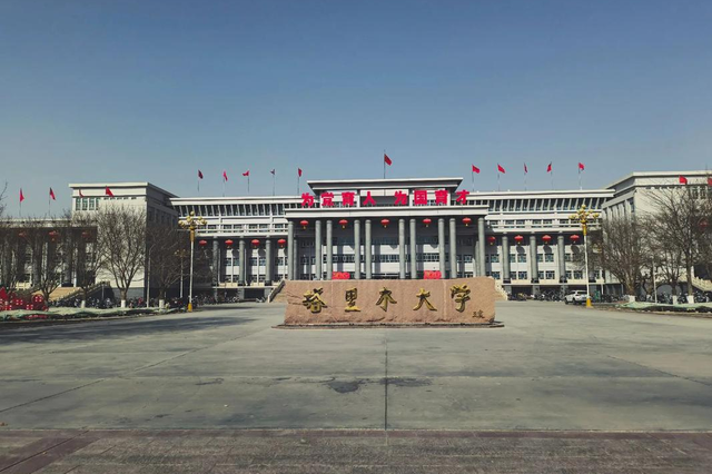 中国最大沙漠中唯一小镇，四周被黄沙覆盖，为何生活着2万人？
