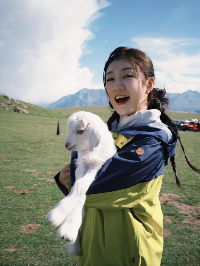 享受退役生活！前乒乓球奥运冠军，陈梦在大草原大秀完美好身材