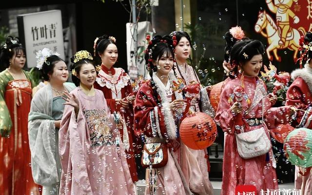 灯会人挤人，汉服穿得像cos，花灯居然会动。