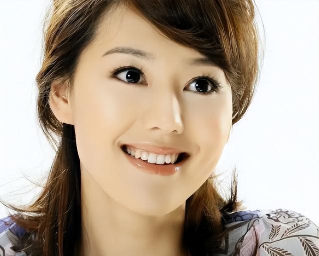 私生活混乱？遭央视“开除”？被传和小尼结婚的她，如今怎么样了