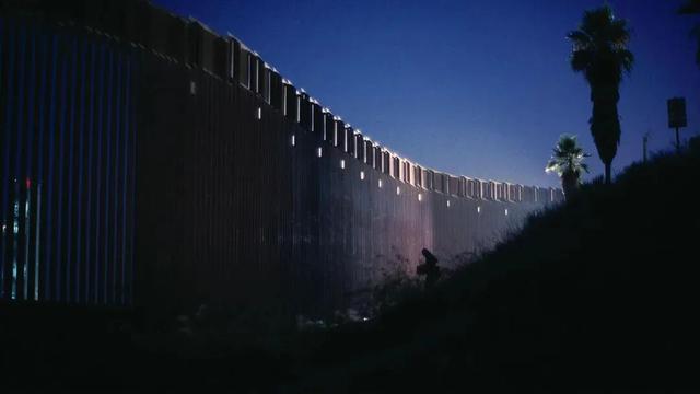 豆瓣8.2，口碑爆票房惨，把美国白人们骂得狗血淋头