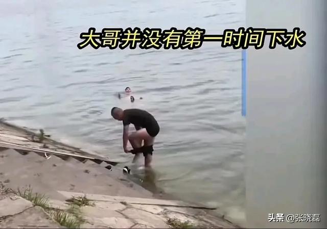 “20秒冷静观察,大哥如何智救落水男孩?”