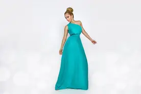 妻子换衣服让丈夫出去一下，丈夫：没记错的话咱俩结婚了图片