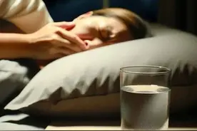 半夜总是口干舌燥？别以为是缺水，可能是这几种疾病“警报”图片