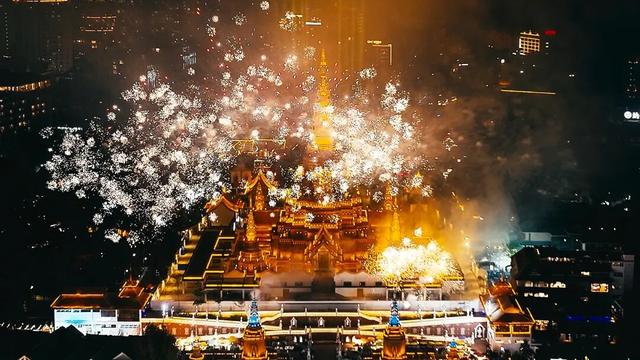 【我在西双版纳过大年】告庄西双景景区年味浓 星光夜市与烟花秀点亮夜空