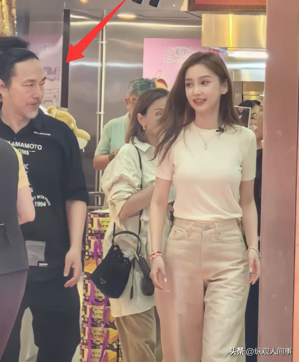 杨颖机场被偶遇，衣服皱巴裤子掉档，双手搬行李还得抱娃，好心酸