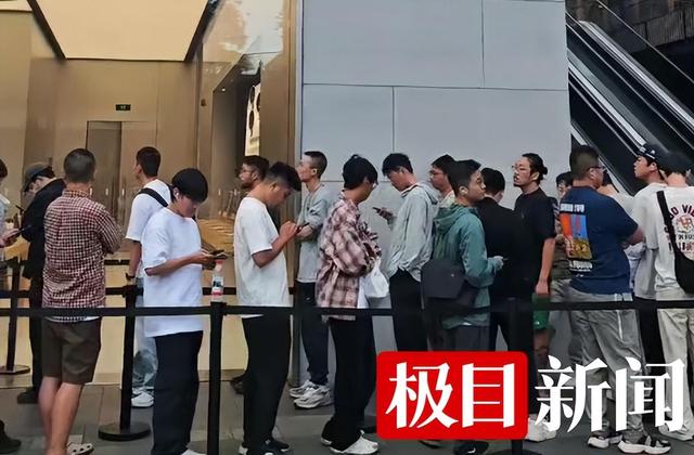 iPhone17系列发售首日，多地门店排起长队，有人凌晨5点开始排，有人凌晨2点从外地坐车来