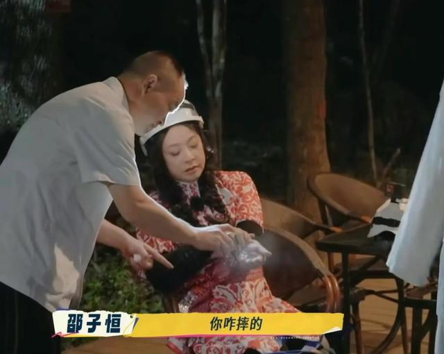 钱再多有什么用？75岁刘晓庆近况曝光，上节目意外摔倒、反应迟缓