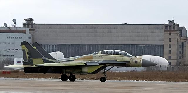 印度战机又“爆雷”，迪拜航展漏油，用手提袋救场，难掩军工隐患