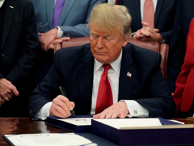 中美上桌谈判前	，特朗普通知中国，一个不变，白宫已踢走反华官员