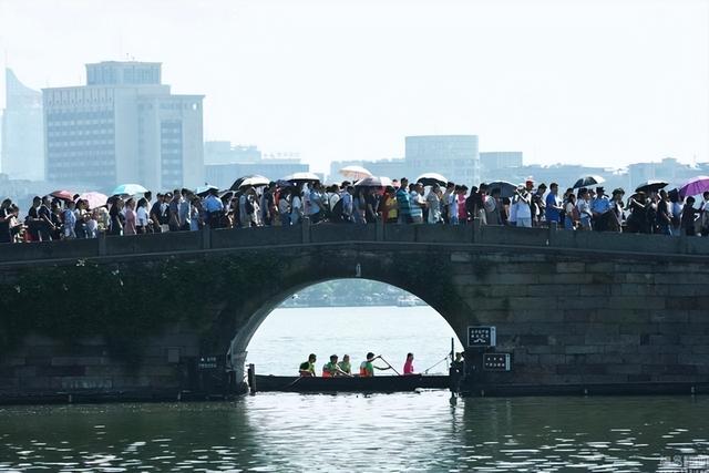 门票打折车票降价，国庆8天假，为啥旅游的年轻人却一年比一年少
