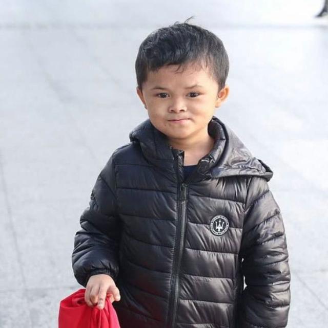 “小马云”发声想赚钱娶老婆，表哥盖别墅开豪车，他却成赚钱工具