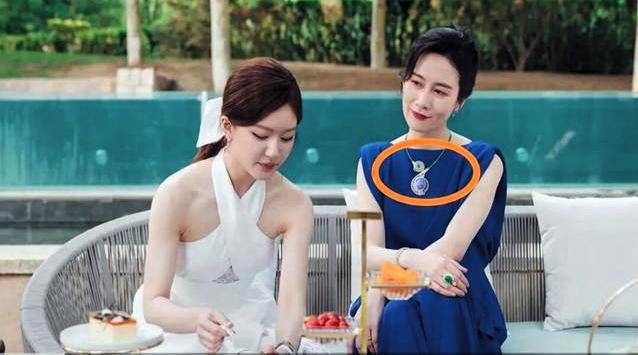满脸小家子气就别演贵妇！温峥嵘一出手，才是真正的“豪门太太”