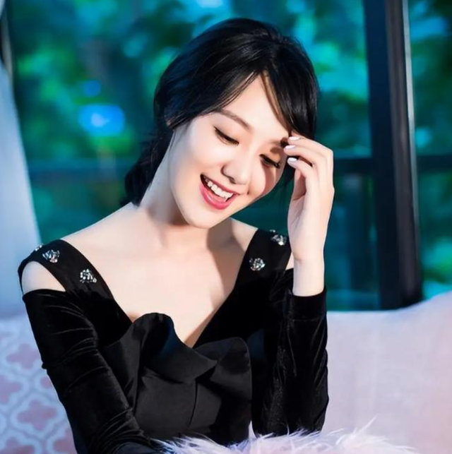 讨好大佬，陪睡上位	，遭央视“开除”，她身上的标签哪个才是真的