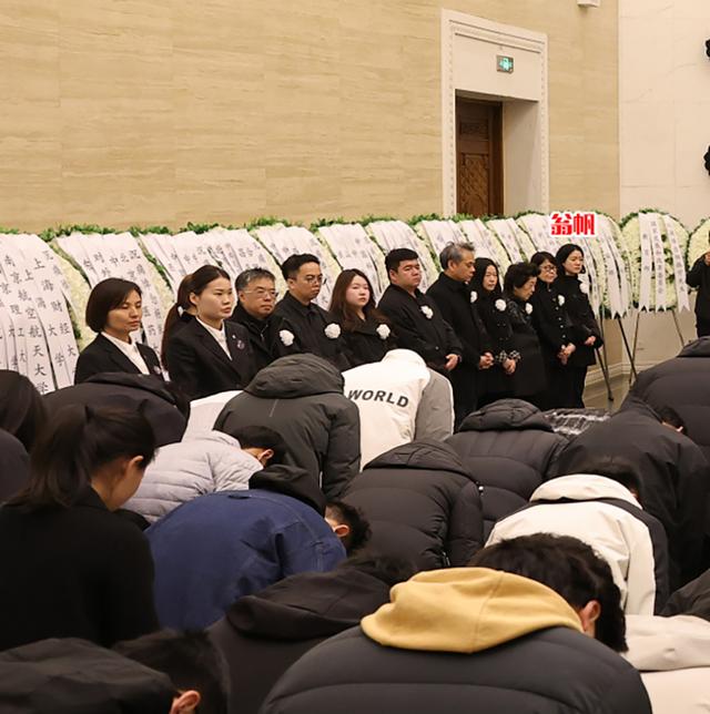 杨振宁葬礼：高规格，盖国旗	，疑孙子捧遗像！翁帆首露面神情哀伤