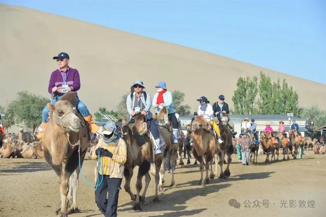 中国八方旅游联合体首趟青甘旅游大型专列抵达敦煌