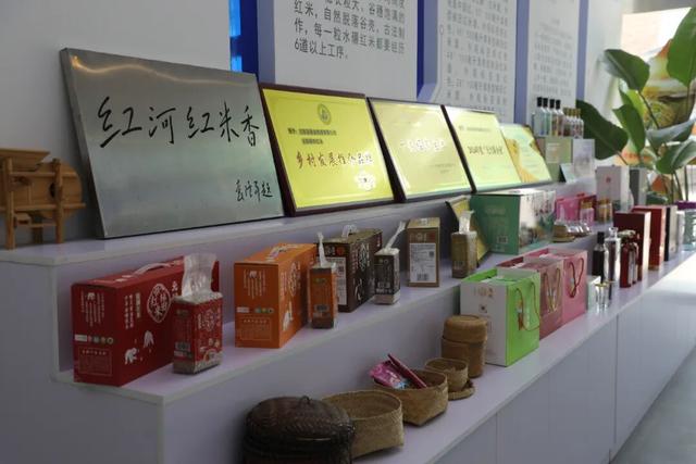 来元阳泼水“浇”个朋友，再把米香带回家