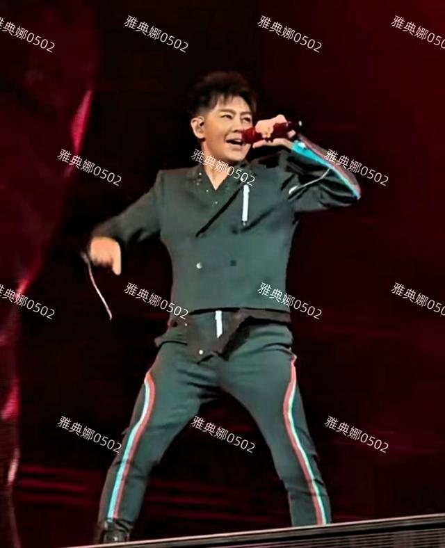 林志颖现身杜德伟演唱会本想秀一波友情，结果林志颖裤子上了热搜