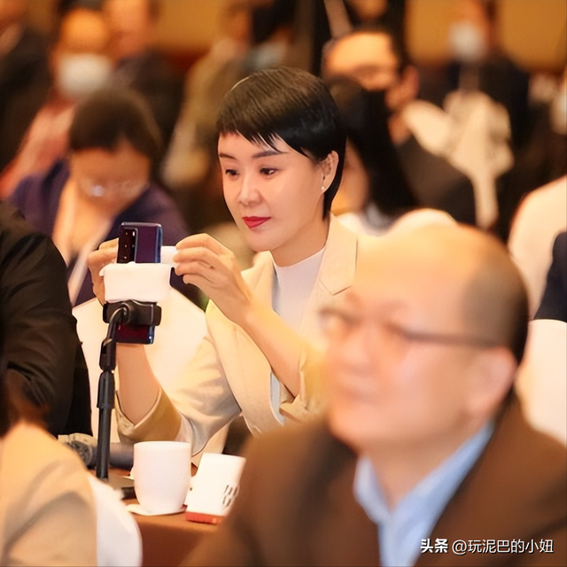 47岁贺娇龙去世！同学曝抢救过程	，网友提醒成真，此前疑早有征兆