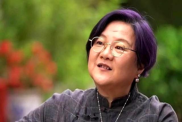 陈凯歌前妻洪晃京郊院子曝光，百平空地长草，网友：哪像名门小院