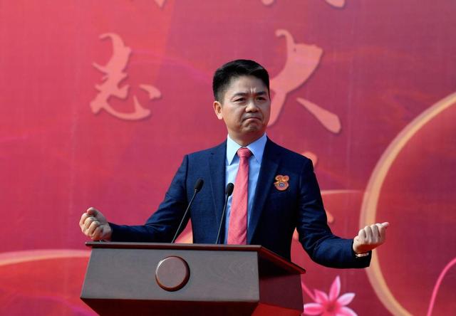 亲情重要还是金钱重要？就算如今的刘强东，面对儿子时也充满遗憾
