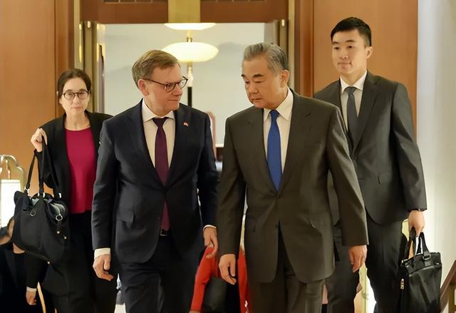 日本援兵来了？9国共谋对抗中国，俄罗斯准备下场，我外交部发话