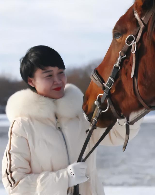 不装了！贺娇龙葬礼炸出"牛鬼蛇神"	，恶心的事发生，结果大快人心