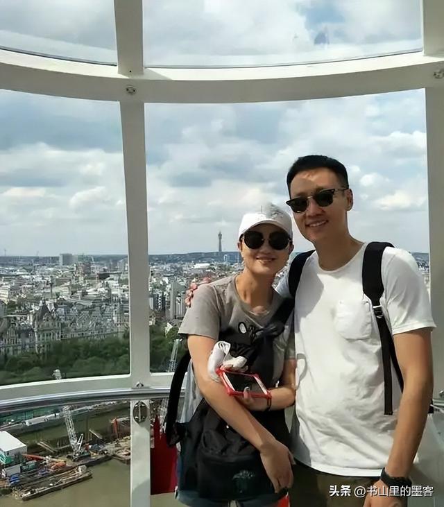 朱媛媛离世5个月，辛柏青寺庙露面，女儿扶着下楼，李乃文也在