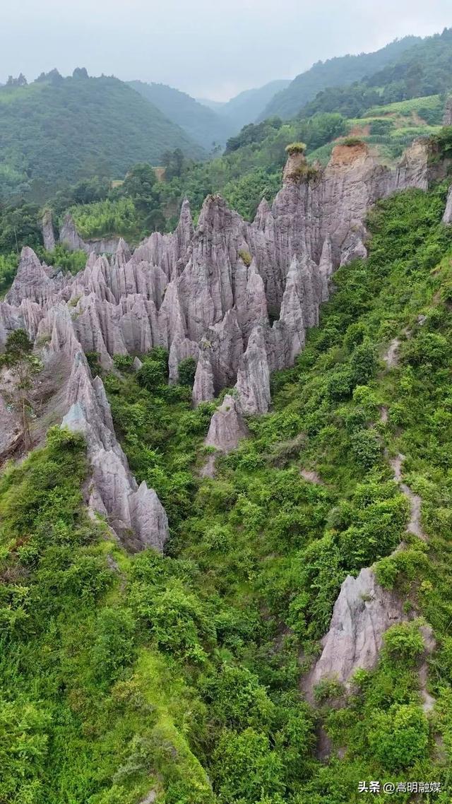 嵩明朋友圈丨牛栏江“七彩土林” 藏在山水间的秘境