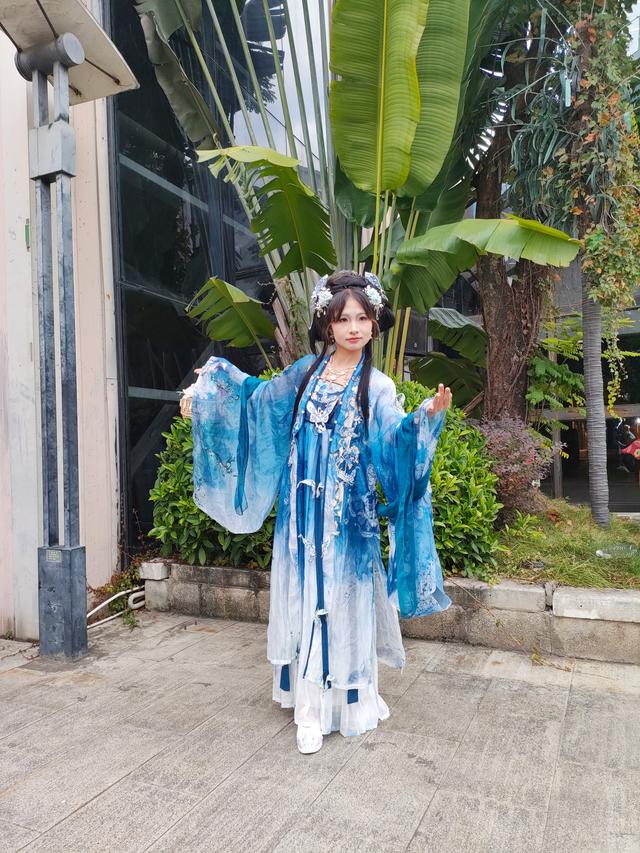 2025.11.22下午，南宁百益上河城举办国风表演，汉服巡游。