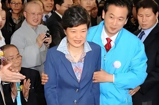 朴槿惠出狱生活：住1676平别墅	，与小10岁律师为伴，如今生活安逸