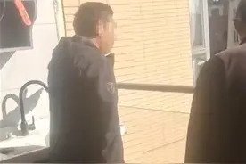 “南昌大风坠亡”事件楼栋多户阳台窗户被吹落，住建局称业主加装的窗户有问题图片