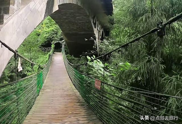 成都周边清凉胜地，三伏天穿长袖，吊桥、瀑布、栈道，不要门票！