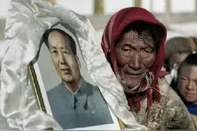 这张毛主席的照片又火了！被藏族老奶奶小心翼翼的捧在手里。图片