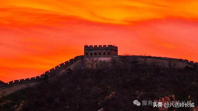 霞染雄关：万里长城沐朝晖